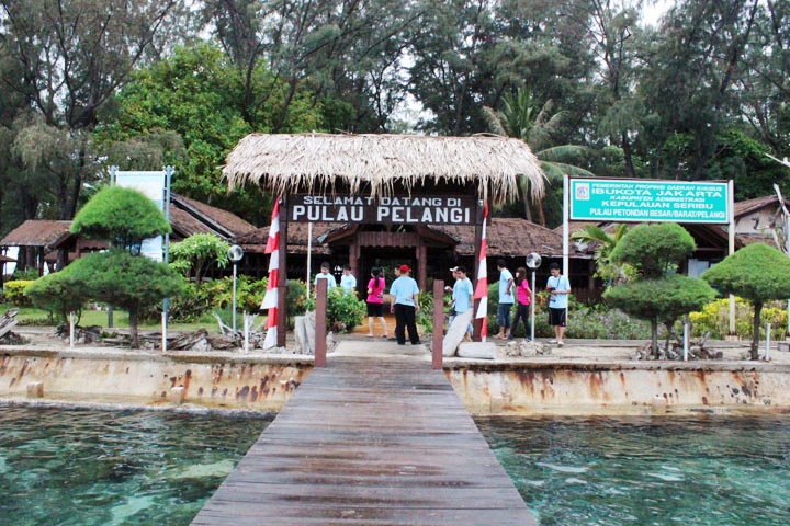Paket Wisata Pulau Pelangi: Resort pasir putih hanya 90 menit dengan kapal cepat.
